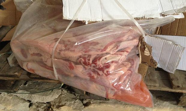 Alimentos estavam estragados e armazenados em temperatura ambiente / Foto: Procon/Divulgação