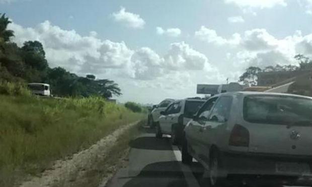 O trânsito é congestionado no sentido Interior/Recife / Foto: @Genicleiton / Twitter