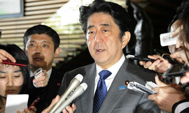 Chefe do governo japonês acrescentou sentir "profunda indignação", pois a situação é difícil / Foto: AFP