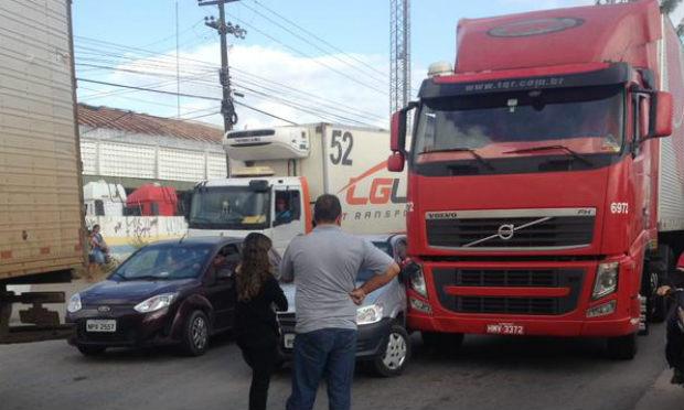 A colisão deixa o trânsito complicado no sentido Recife/Cabo / Foto: @irlanlira / Twitter