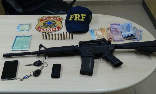 PF apreendeu juntamente com o fuzil, o táxi, dinheiro, celulares e munição / Foto: PF/divulgação
