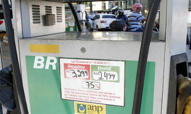 Preço da gasolina chega aos R$ 3,29 antes do dia "oficial" previsto para aumento / Foto: Ricardo Labastier/JC Imagem