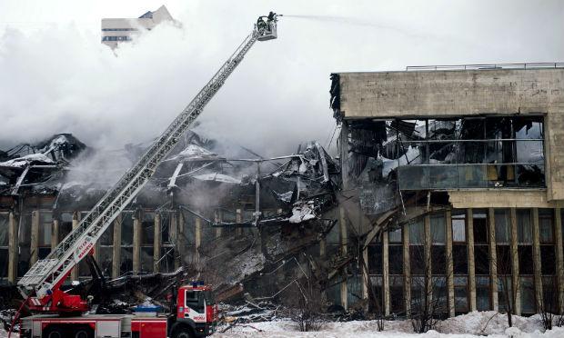 Cerca de 150 bombeiros trabalharão para apagar incêndio em biblioteca.  / Foto: AFP