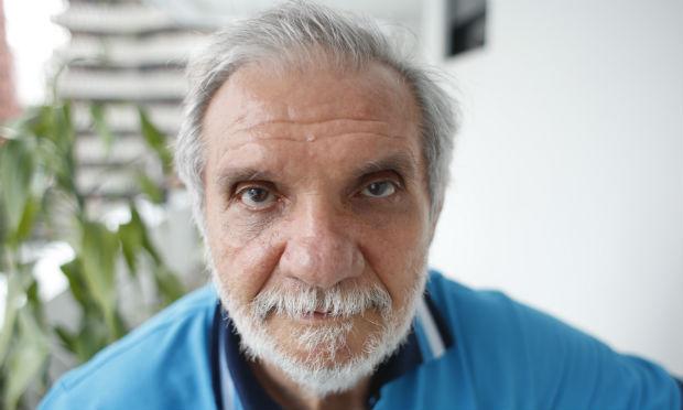 O escritor Raimundo Carrero lança seu livro "O senhor agora vai mudar de corpo" nesta terça / Foto: Igo Bione/JC Imagem