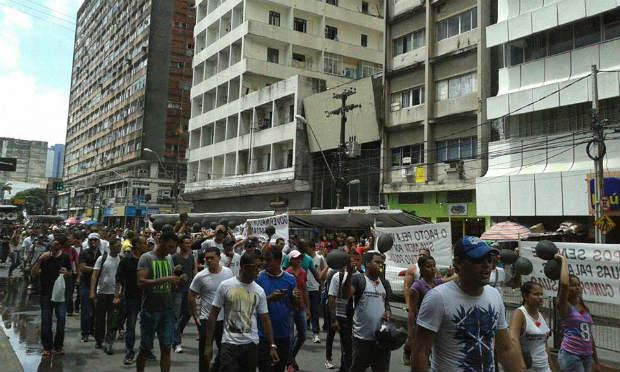 Manifestantes passam pela Avenida Conde da Boa Vista / Foto: Júlio Cirne/NE10