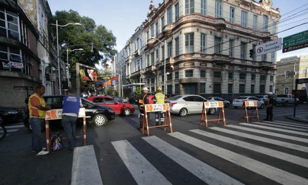 Haverá restrição de circulação para carros particulares das 14h às 5h em alguns pontos / Foto: Ricardo Labastier/ JC Imagem