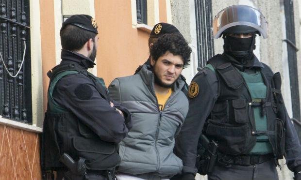 Foram presas duas pessoas acusadas de recrutamento / Foto: Angela Rios / AFP