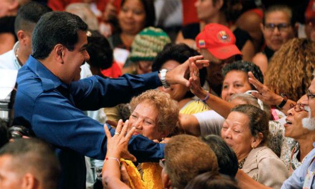 Maduro informou a decisão em manifestação pró-chavistas / Foto: AFP