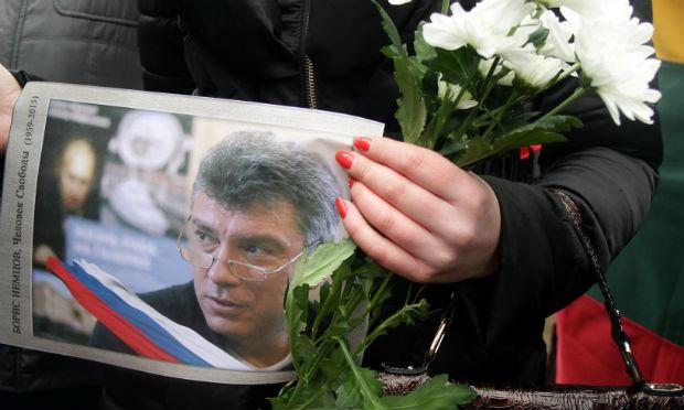 Manifestante segura foto de Nemtsov durante ato nesse domingo / Foto: AFP