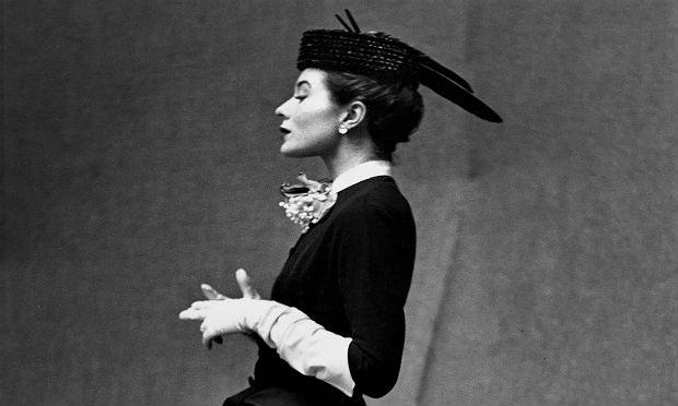 Bettina era musa de estilistas famosos como Hubert de Givenchy, Jacques Fath e Dior / Foto: Gordon Parks