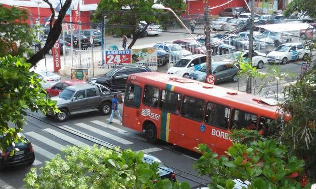 Trânsito na Avenida Conselheiro Aguiar é alvo de reclamações / Foto: Priscila Calado/Facebook