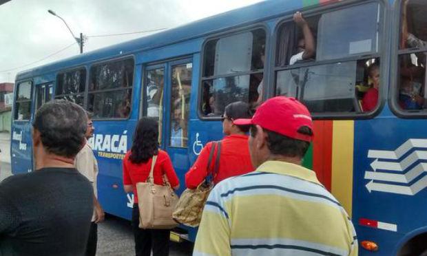 Segundo internautas, os coletivos que passavam nas paradas estavam lotados e não paravam para o embarque de passageiros  / Foto: @NataAlmeidaS / Twitter