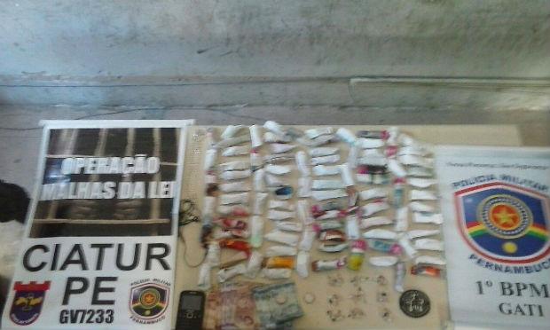 A acusada foi detida com 45 pedras de crack e 95 papelotes de maconha / Foto: Reprodução/Facebook PM-PE