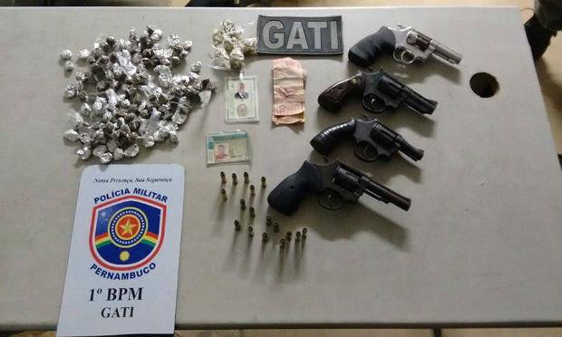 Os suspeitos foram autuados em flagrante por tráfico de drogas e porte ilegal de armas / Foto: Divulgação/PM-PE
