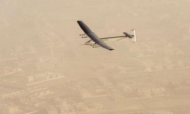 O avião SI2 (Solar Impulse 2) é alimentado por mais de 17 mil células solares embutidas nas suas asas / Foto: Reuters