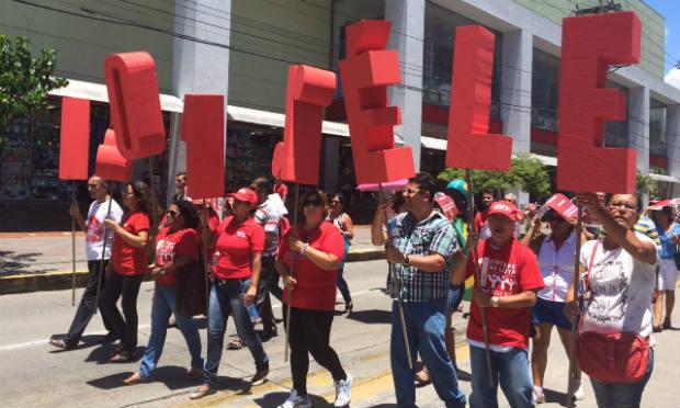 Depois da assembleia, os professores saíram em protesto pelo Centro do Recife / Foto: Mariana Dantas/NE10