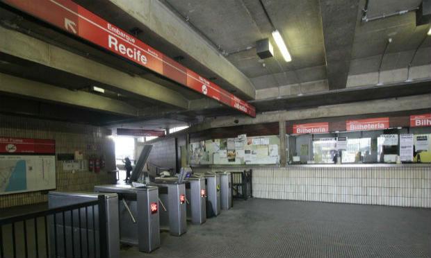 Funcionários e passageiros do Metrorec cobram mais segurança nas estações / Foto: Bobby Fabisak/JC Imagem