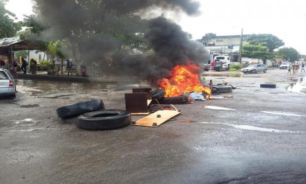 Moradores atearam fogo em pneus e outros objetos / Foto: @cledycavalcante/Twitter