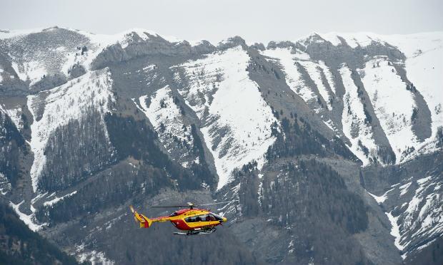 As buscas pelos corpos estão sendo realizadas nos alpes franceses / Foto: Anne-Christine Poujaulat / AFP