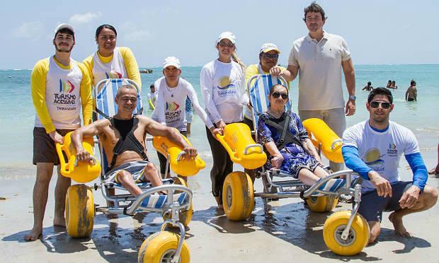 As "cadeiras anfíbias" permitem que pessoas com mobilidade reduzida tenham acesso ao banho de mar assistido / Foto: Duda Carvalho/Setur/Divulgação