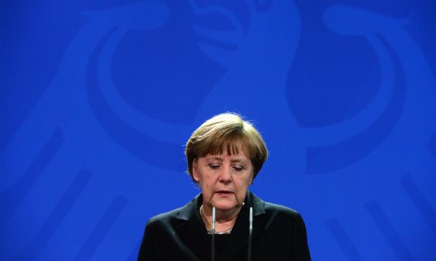 Primeira ministra alemã fez breve declaração à  imprensa, sobre acidente aéreo que vitimou alunos de escola alemã / Foto: John MacDougall / AFP