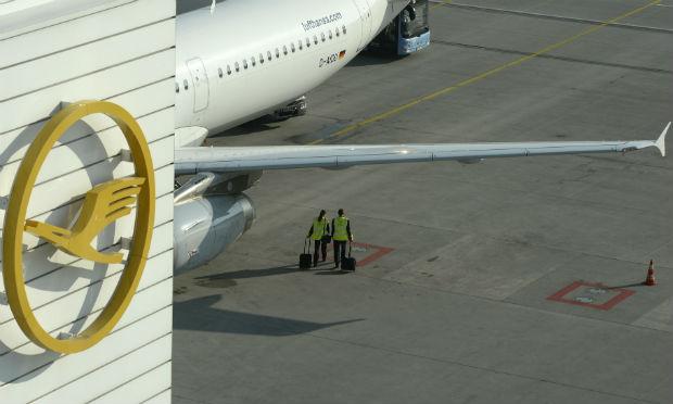 Lufthansa não confirmou que um dos pilotos do aparelho ficou retido fora da cabine de comando / Foto: AFP