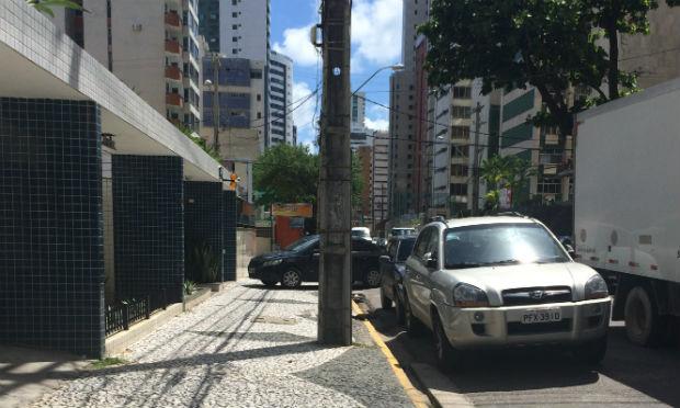 Na Rua Navegantes, carros não atentam à faixa amarela / Foto: Lorena Barros / JC Trânsito