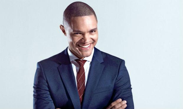 Noah é um comediante sul-africano de 31 anos que já colabora com o "Daily Show" em comentários  / Foto: AFP