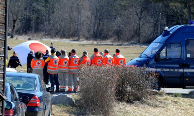 Equipes devem avançar por 45 minutos até chegar ao local do impacto do avião / Foto: AFP