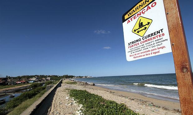 Local do acidente com surfista possui placa de alerta sobre risco de ataque de tubarão / Foto: Fernando da Hora/JC Imagem