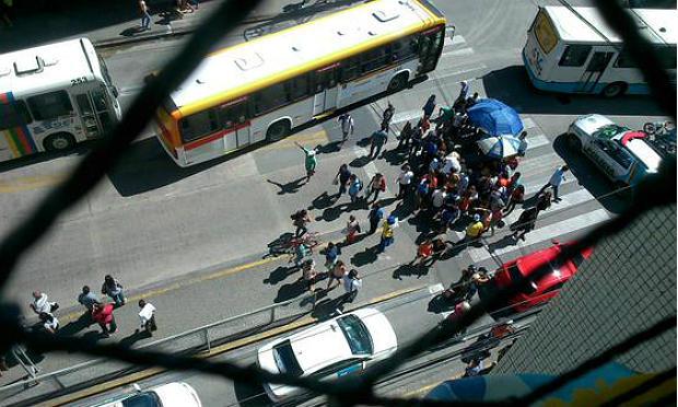 Muita gente se aglomerou no local do acidente / Foto: @aramisbarross/Twitter