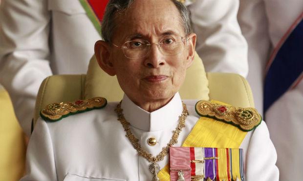 Tailandês foi condenado a 10 anos de prisão para cada uma das cinco mensagens publicadas sobre o rei (foto); não cabe recurso à sentença / Foto: Reprodução