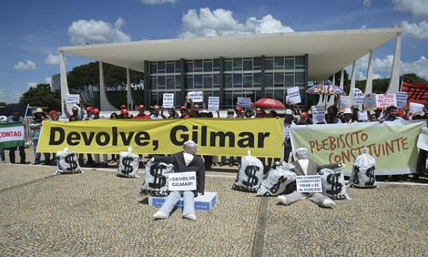 O protesto desta quarta-feira teve como alvo Gilmar Mendes, que em 2 de abril de 2014 pediu vista do processo e ainda não fez a devolução para o julgamento / Foto: Agência Brasil