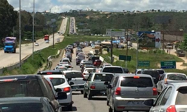 Congestionamento afeta a BR-232, nas proximidades de Gravatá, no Agreste / Foto: Mariana Dantas/NE10
