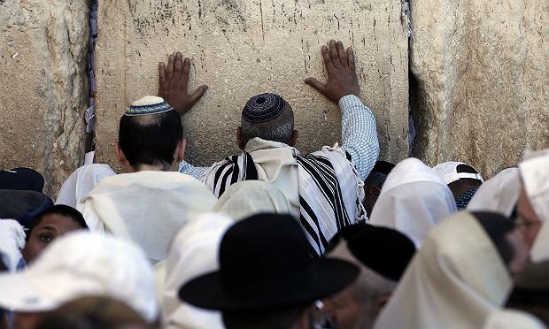 Na cerimônia, participou o rabino do Muro das Lamentações, o local mais sagrado do judaísmo / Foto: AFP
