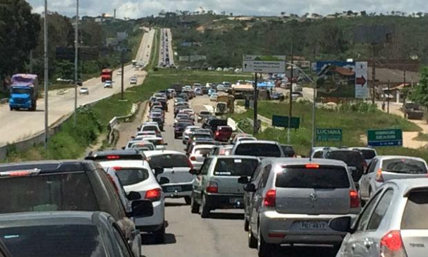 Na Semana Santa, tráfego é mais intenso nas rodovias em direção ao interior. Na foto, a BR-232 / Foto: Mariana Dantas/NE10