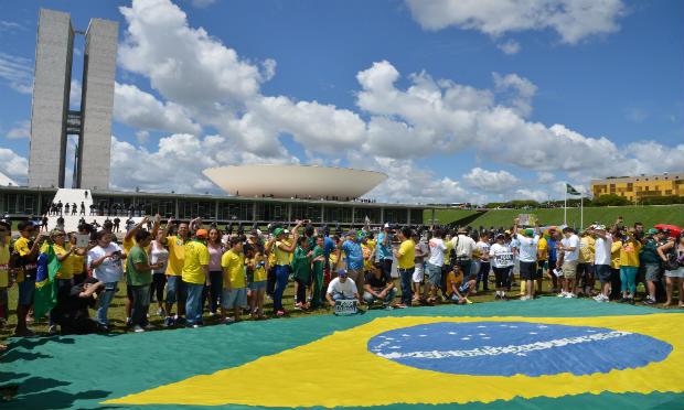 A PM informa que cerca de 25 mil pessoas protestam em Brasília neste domingo; os organizadores estimam 40 mil  / Foto: Agência Brasil