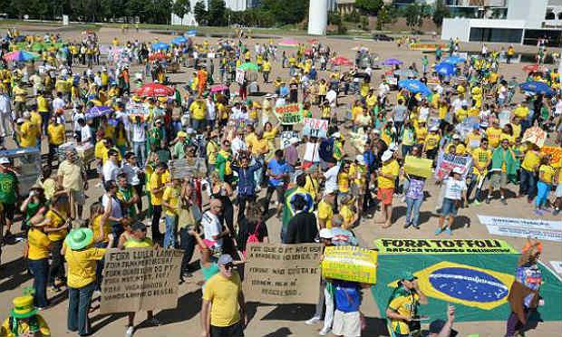O ato organizado pelas redes sociais transcorre em clima pacífico / Foto: Agência Brasil