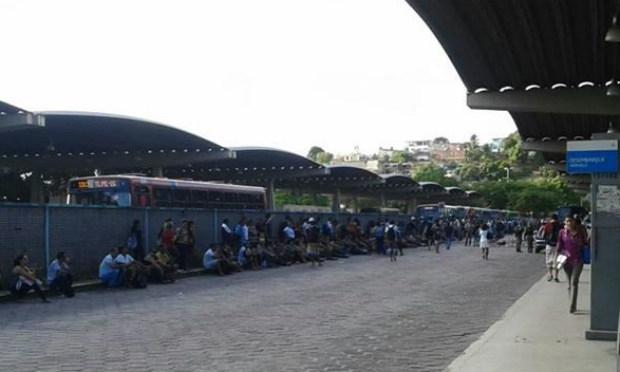 Muitos passageiros formavam fila no terminal, que foi fechado por motoristas em protesto / Foto: Sócrates Guedes / Cortesia