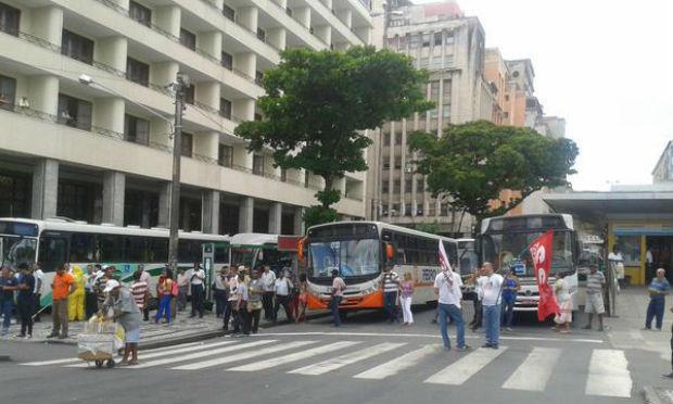 Os motoristas pararam os coletivos na Rua do Sol e na Avenida Guararapes / Foto: Rádio Jornal / Twitter
