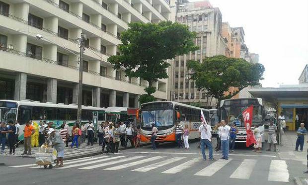 Motoristas pararam carros na Avenida Guararapes, no Centro do Recife / Foto: Rádio Jornal/Twitter