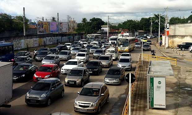 O congestionamento nas imediações do TI Largo da Paz é constante / Foto: Lorena Barros / JC Trânsito