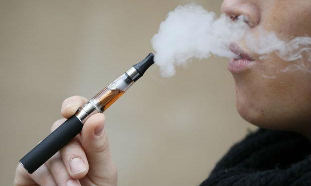 Estudo mostra que 5,8% dos 10-11 anos já provou cigarro eletrônico pelo menos uma vez contra 1,6% do cigarro convencional / Foto: AFP