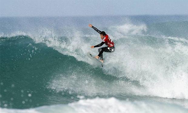 Com a classificação para a semifinal, Mineirinho assumiu a liderança do Mundial de surfe / Foto: UOL