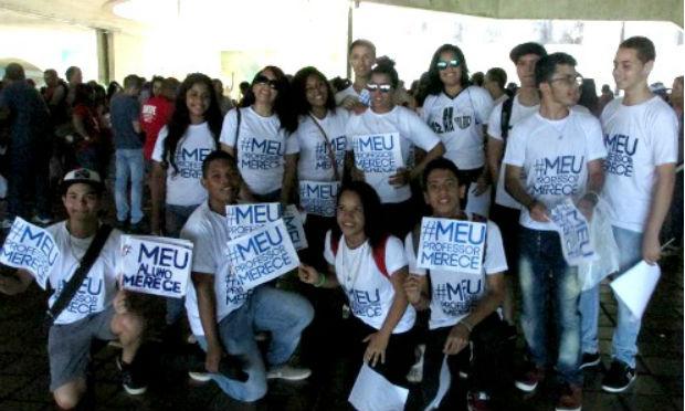 Grupo produziu camisas com a hashtag da causa, #MeuProfessorMerece / Foto: reprodução/Facebook