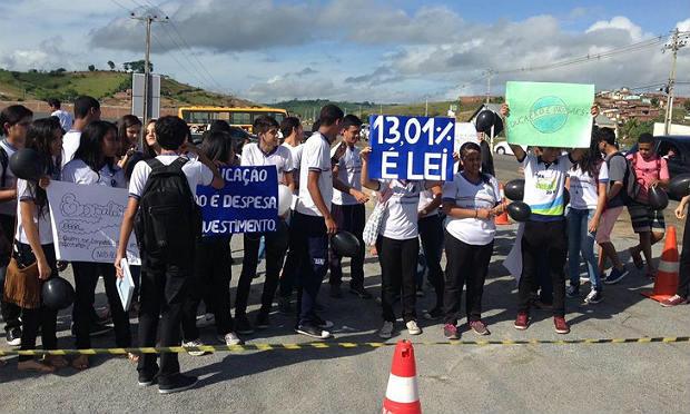 Estudantes receberam governador com protesto na frente de escola em Timbaúba / Foto: Franco Benites/JC