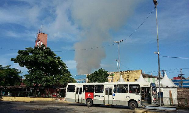 Fumaça pode ser vista pelas pessoas que passaram no Centro do Recife / Foto: Cesar Arruda/Comuniq