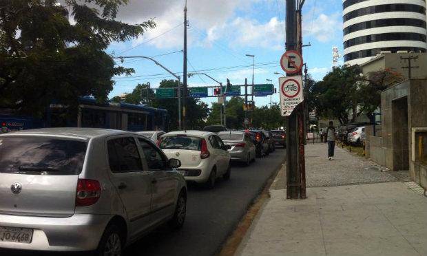 O congestionamento é comum em toda a Av. Agamenon Magalhães, principalmente no bairro do Espinheiro / Foto: Lorena Barros / JC Trânsito