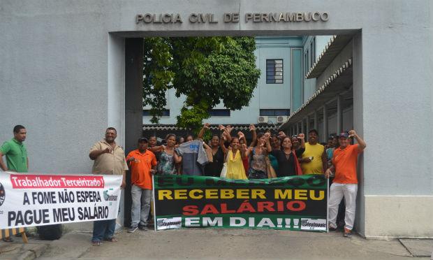 Terceirizados protestaram em frente à Sede da Polícia Civil, na Boa Vista. / Foto: Divulgação/ ABBC Comunicação