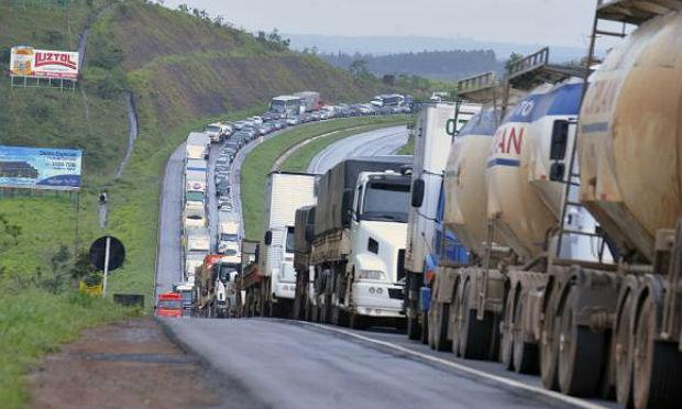 Caminhoneiros reivindicam a aprovação de uma tabela de frete mínimo para o transporte de mercadorias / Foto: Agência Brasil